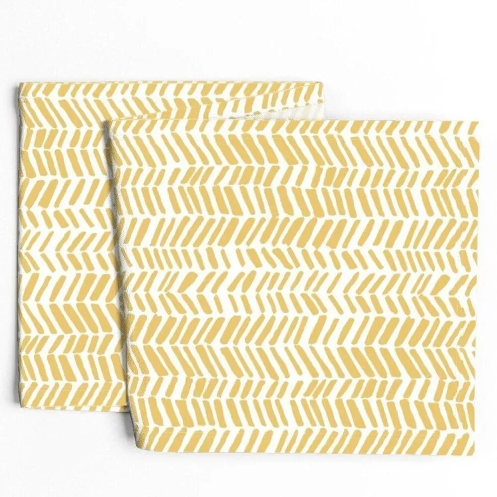 SIMPLY ENVOGUE Table Runner White with Yellow Mustard Chevrons 66 X 13.25 inches
